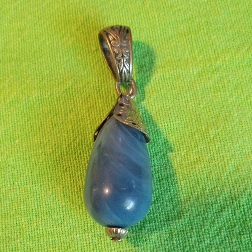 Elegant Blue Pendant Necklace